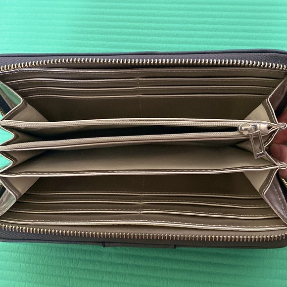 Guess Wallet - Picture 3 of 3